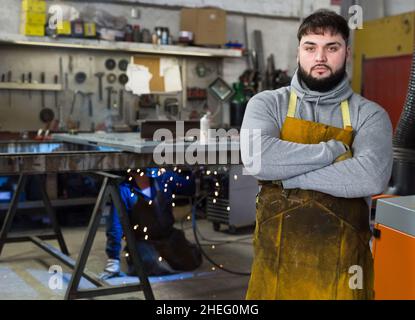 Fabbro in officina di lavorazione dei metalli Foto Stock