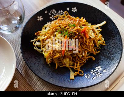 Pasto in stile japanise servito piacevolmente con verdure Foto Stock