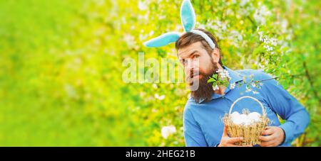 Buona Pasqua. Serie divertente di un uomo in abito coniglietto. Buono per Pasqua o situazioni ironiche. Banner. Foto Stock