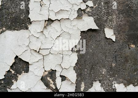 Dipinto bianco pelato sulla facciata di una vecchia casa a Berlino Foto Stock