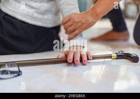 Fratture ossee sulla gamba di un bambino. Gamba per bambini in un getto sul  letto con stampelle nelle vicinanze Foto stock - Alamy