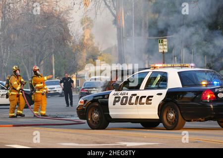 Temple City, California, Stati Uniti d'America - 12 Febbraio 2016: Fire fighter estinzione di una vettura di masterizzazione, California Foto Stock