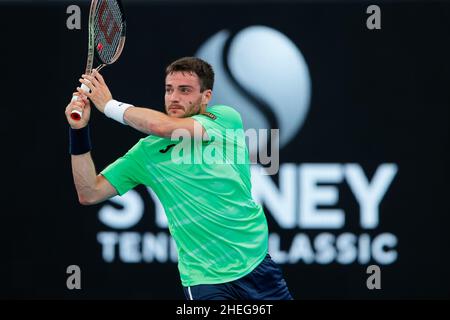 Sydney, Australia. 11th Jan 2022. Pedro Martinez di Spagna gioca un backhand contro Alexei Popyrin d'Australia durante il Sydney Tennis Classic 2022 presso il Sydney Olympic Park Tennis Center di Sydney, Australia, il 11 gennaio 2022. Foto di Peter Dovgan. Solo per uso editoriale, licenza richiesta per uso commerciale. Nessun utilizzo nelle scommesse, nei giochi o nelle pubblicazioni di un singolo club/campionato/giocatore. Credit: UK Sports Pics Ltd/Alamy Live News Foto Stock
