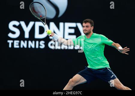 Sydney, Australia. 11th Jan 2022. Pedro Martinez di Spagna gioca una mano d'avanti contro Alexei Popyrin d'Australia durante il Sydney Tennis Classic 2022 presso il Sydney Olympic Park Tennis Center di Sydney, Australia, il 11 gennaio 2022. Foto di Peter Dovgan. Solo per uso editoriale, licenza richiesta per uso commerciale. Nessun utilizzo nelle scommesse, nei giochi o nelle pubblicazioni di un singolo club/campionato/giocatore. Credit: UK Sports Pics Ltd/Alamy Live News Foto Stock