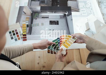 Due architetti contemporanei o designer di interni che scelgono il colore per le pareti della stanza mentre lavorano su un nuovo progetto Foto Stock