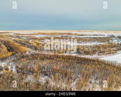 South Platte River sulle pianure del Colorado vicino a Milliken, vista aerea con paesaggio invernale Foto Stock