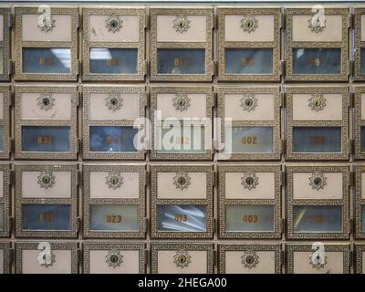 Cassette postali in vecchio stile con serratura individuale del tipo che si trovano negli edifici di appartamenti Foto Stock