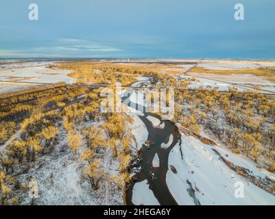 South Platte River sulle pianure del Colorado vicino a Milliken, vista aerea con paesaggio invernale Foto Stock