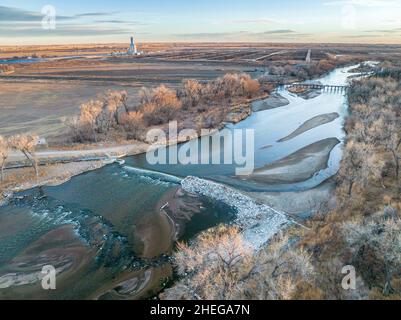 Diga di deviazione d'acqua sul fiume South Platte in Colorado, vista aerea con paesaggio autunnale o invernale Foto Stock