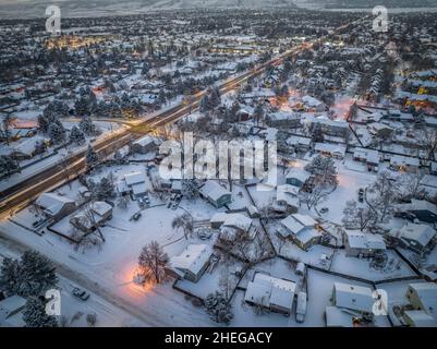 Inverno crepuscolo sopra l'area residenziale di Fort Collins nel nord del Colorado dopo la tempesta di neve, vista aerea Foto Stock