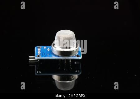 Sensore di gas per progetti Arduino isolati su fondo riflettente in vetro nero, sensore di gas MQ2 per rilevamento perdite di gas Foto Stock