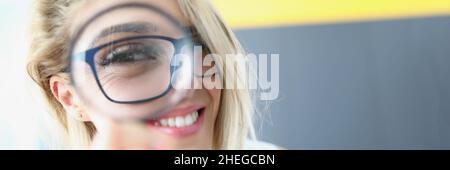 Bella donna con capelli chiari Foto Stock