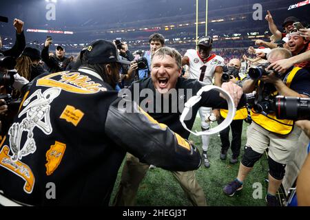 INDIANAPOLIS, IN - 10 GENNAIO: Il capo-allenatore dei Georgia Bulldogs Kirby Smart festeggia con l'ex giocatore e attuale running back dei Detroit Lions D'Andre Swift dopo la partita di football universitario del campionato nazionale CFP contro gli Alabama Crimson Tide il 10 gennaio 2022 al Lucas Oil Stadium di Indianapolis, Indiana. (Joe Robbins/immagine dello sport) Foto Stock