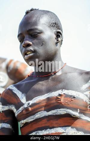 Giovane uomo dipinta in vernice fluorescente Foto stock - Alamy