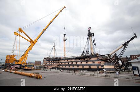 Foto di archivio datata 14/05/21 di una gru durante il processo di rimozione dell'albero inferiore principale dalla HMS Victory a Portsmouth Historic Dockyard a Portsmouth. Un secolo dopo che la Vittoria di HMS è stata spostata nel suo posto di riposo finale il Museo Nazionale della Marina reale (NMRM) ha annunciato un progetto di conservazione di £35 milioni per rinnovarla, compreso la sostituzione delle tavole marciume. Data di emissione: Martedì 11 gennaio 2022. Foto Stock