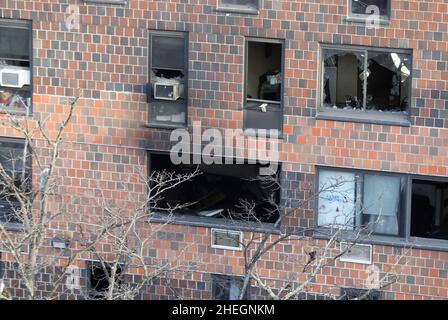 New York, Stati Uniti. 10th Jan 2022. La foto scattata il 10 gennaio 2022 mostra l'edificio residenziale danneggiato da un grande incendio nel quartiere Bronx di New York City, negli Stati Uniti. Secondo Eric Adams, il bilancio delle vittime di un grande incendio in un alto edificio nel quartiere Bronx di New York City è stato rivisto fino al 17 dal 19. Credit: Wang Ying/Xinhua/Alamy Live News Foto Stock