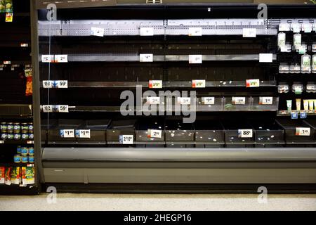 Washington, Stati Uniti. 11th Jan 2022. Alcuni scaffali sono visti quasi vuoti in un negozio di alimentari a Washington, DC, gli Stati Uniti il 10 gennaio 2022. Credit: Ting Shen/Xinhua/Alamy Live News Foto Stock