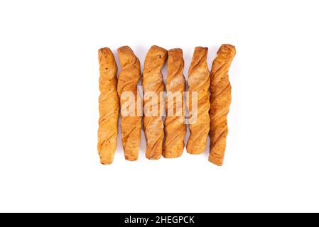 Sei bastoncini di pasta sfoglia isolati su sfondo bianco, vista dall'alto. Foto Stock