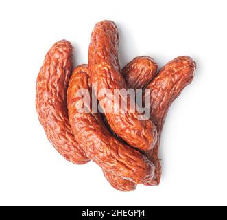 Salsicce di maiale affumicate isolate su sfondo bianco. Foto Stock