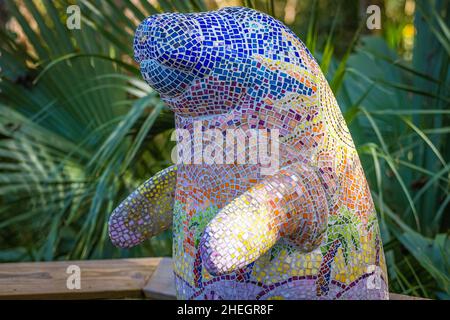 Scultura a mosaico Manatee lungo la passerella al Blue Spring state Park nella contea di Volusia, Florida. (USA) Foto Stock