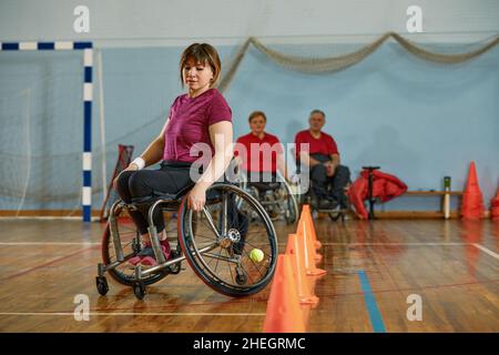 Gare di persone in carrozzina presso lo sport holl. Foto Stock