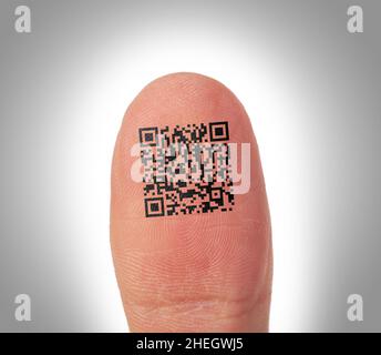 Identità personale dell'uomo sul suo pollice, QR-code Foto Stock