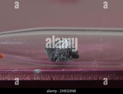 Microfoto di un campione dell'elemento periodico n° 33: Arsenico. Il metallo tossico viene conservato in una fiala di vetro Foto Stock