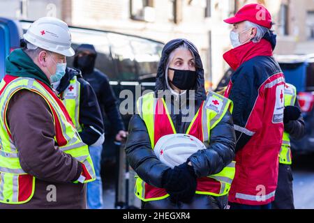 Bronx, New York, Stati Uniti. 10th Jan 2022. I membri della Croce Rossa in scena al fatale fuoco di allarme cinque nel Bronx che ha ucciso 17 di cui 8 bambini. (Credit Image: © Steve Sanchez/Pacific Press via ZUMA Press Wire) Foto Stock