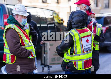 Bronx, New York, Stati Uniti. 10th Jan 2022. I membri della Croce Rossa in scena al fatale fuoco di allarme cinque nel Bronx che ha ucciso 17 di cui 8 bambini. (Credit Image: © Steve Sanchez/Pacific Press via ZUMA Press Wire) Foto Stock