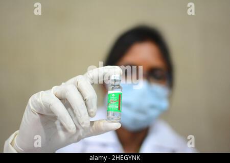 Kolkata, Bengala Occidentale, India. 10th Jan 2022. A causa di un gran numero di professionisti della salute che sono giù con Covid, Bengala è tutto regolato per lanciare le dosi di richiamo per l'assistenza sanitaria, i lavoratori di prima linea e gli anziani con comorbidity da lunedì. È stato molto essenziale in una situazione di pandemia conviviale sia gli ospedali pubblici che quelli privati somministreranno la dose di richiamo sui candidati idonei da lunedì, mentre i centri sanitari urbani primari gestiti dalla Kolkata Municipal Corporation (KMC) in 144 reparti gestiranno anche i terzi colpi. (Credit Image: © Rahul Sadhukhan/Pacific Press vi Foto Stock