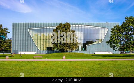 Varsavia, Polonia - 19 settembre 2020: Vista panoramica del Museo POLIN di Storia degli Ebrei Polacchi nello storico quartiere ebraico del ghetto nel centro della città Foto Stock