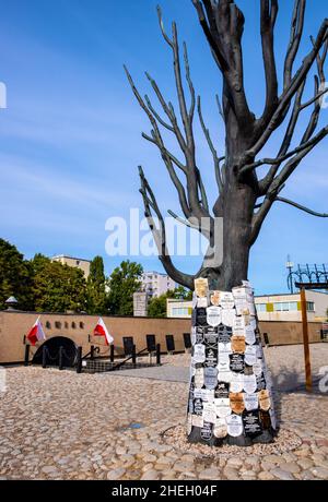 Varsavia, Polonia - 19 settembre 2020: Museo della prigione di Pawiak e memoriale di Romuald Gutt e Mieczyslaw Moldawa in via Dzielna nel quartiere storico di Foto Stock