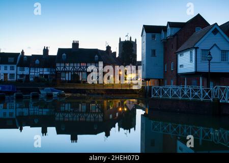 Tewkesbury all'alba attraverso il fiume Avon. Tewkesbury, Cotswolds, Gloucestershire, Inghilterra Foto Stock