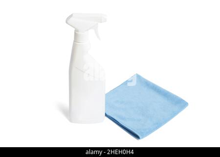 Spruzzare il flacone con un panno per la pulizia isolato su sfondo bianco. Concetto di pulizia eco, pulizia delle superfici con cartello assorbente, spray e assorbente Foto Stock