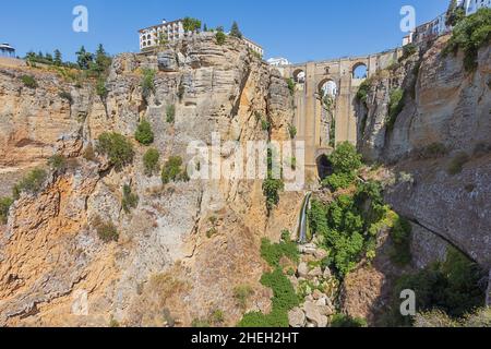 Il Puente Nuevo di nuovo Ponte con la gola di Guadalevin, visto dalla riva sud del fiume Guadalevin Foto Stock