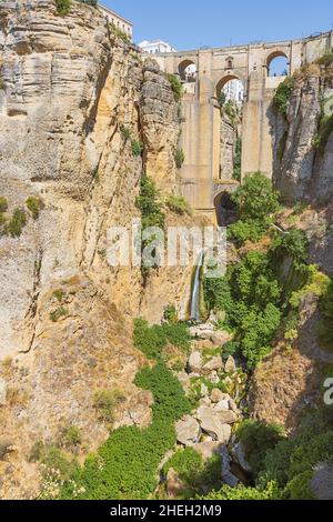 La gola di Guadalevin con il Puente Nuevo o Ponte nuovo, visto dalla riva sud del fiume Foto Stock