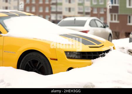 Lato anteriore della vettura sportiva Chevrolet Camaro in attesa di primavera come snowdrop Omsk, Russia, 29.02.2020 Foto Stock