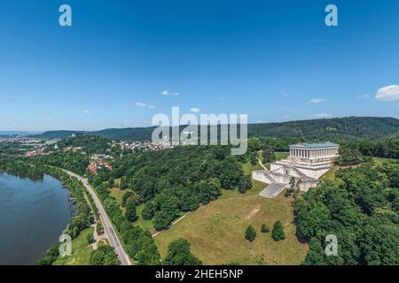 Vista dell'ampia valle del Danubio e del sito commemorativo di Walhalla ad est di Regensburg. Foto Stock
