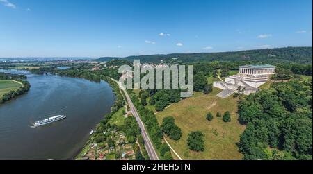 Vista dell'ampia valle del Danubio e del sito commemorativo di Walhalla ad est di Regensburg. Foto Stock