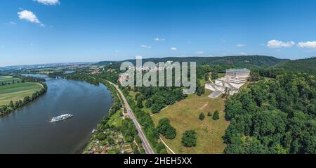 Vista dell'ampia valle del Danubio e del sito commemorativo di Walhalla ad est di Regensburg. Foto Stock