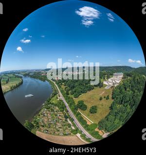 Vista dell'ampia valle del Danubio e del sito commemorativo di Walhalla ad est di Regensburg. Foto Stock