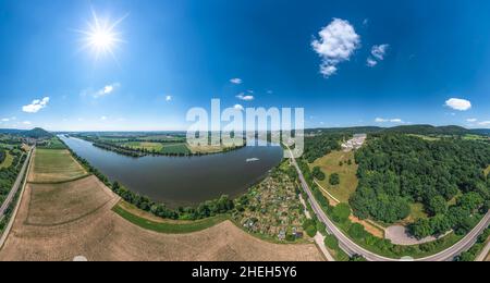 Vista dell'ampia valle del Danubio e del sito commemorativo di Walhalla ad est di Regensburg. Foto Stock