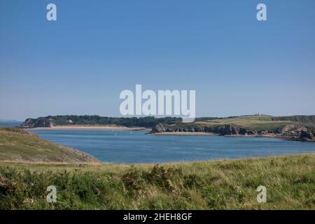 Vista dell'Isola di Caldey dal Pembrokeshire Coast Path vicino Penally, Galles Foto Stock