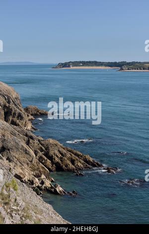 Vista dell'Isola di Caldey dal Pembrokeshire Coast Path vicino Penally, Galles Foto Stock