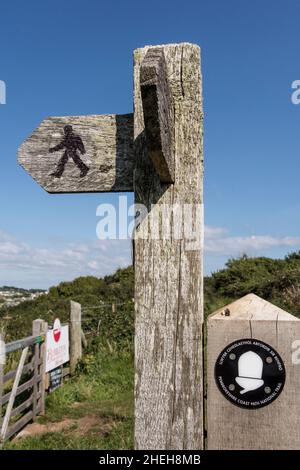 Cartello Pembrokeshire Coast Path National Path, vicino a Penally, Galles Foto Stock