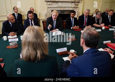 Foto del fascicolo del 17/09/21 di Martin Reynolds (indietro, all'estrema sinistra), segretario privato principale del primo Ministro, che ha partecipato ad una riunione del Gabinetto nel 10 Downing Street, Londra. La polizia è in contatto con il Gabinetto per i reclami l'aiutante del primo Ministro ha organizzato un 'portare il vostro proprio booze' Downing Street drinks party il 20 maggio 2020, durante il primo blocco. I ministri che partecipano all'incontro sono (da sinistra a destra) il Segretario della Sanità Sajid Javid, il Segretario del Gabinetto Simon Case, il primo Ministro Boris Johnson, il Cancelliere dello scacchiere Rishi Sunak, il Cancelliere del Ducato di Lancaster Stephen Barclay, W. Foto Stock