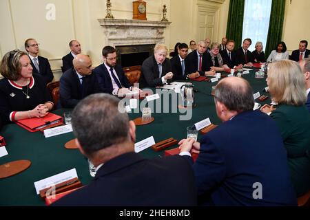 Foto del fascicolo del 17/09/21 di Martin Reynolds (indietro, all'estrema sinistra), segretario privato principale del primo Ministro, e Dan Rosenfield, capo dello staff del primo Ministro che ha partecipato ad una riunione del Gabinetto nel 10 Downing Street, Londra. La polizia è in contatto con il Gabinetto per i reclami l'aiutante del primo Ministro Reynolds ha organizzato un 'portare il vostro proprio booze' Downing Street drink party il 20 maggio 2020, durante il primo blocco. I ministri che partecipano all'incontro sono (da sinistra a destra) il Segretario del Commercio Internazionale Anne Marie Trevelyan, il Segretario della Sanità Sajid Javid, il Segretario del Gabinetto Simon Case, prime min Foto Stock