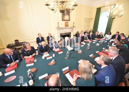Foto del fascicolo del 17/09/21 di Martin Reynolds (indietro, all'estrema sinistra), segretario privato principale del primo Ministro, e Dan Rosenfield, capo dello staff del primo Ministro che ha partecipato ad una riunione del Gabinetto nel 10 Downing Street, Londra. La polizia è in contatto con il Gabinetto per i reclami l'aiutante del primo Ministro Reynolds ha organizzato un 'portare il vostro proprio booze' Downing Street drink party il 20 maggio 2020, durante il primo blocco. I ministri che partecipano all'incontro sono (in senso orario da sinistra) il Segretario all'Istruzione Nadhim Zahawi, il Segretario al Commercio Internazionale Anne Marie Trevelyan, il Segretario alla Sanità Sajid Javid Foto Stock