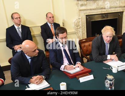 Foto del fascicolo del 17/09/21 di Martin Reynolds, segretario privato principale del primo ministro, e Dan Rosenfield, capo dello staff del primo ministro, e (fronte, da sinistra a destra) Segretario della Sanità Sajid Javid, segretario del gabinetto Simon Case, E il primo ministro Boris Johnson, che ha partecipato ad una riunione del Gabinetto nel 10 Downing Street, Londra. La polizia è in contatto con il Gabinetto per i reclami l'aiutante del primo Ministro Reynolds ha organizzato un 'portare il vostro proprio booze' Downing Street drink party il 20 maggio 2020, durante il primo blocco. Data di emissione: Martedì 11 gennaio 2022. Foto Stock