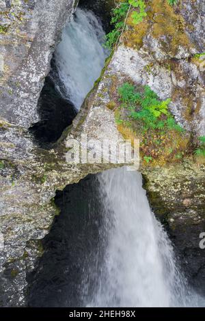 VALLDAL, NORVEGIA - 2020 GIUGNO 23. Attrazione turistica in Norvegia, Europa. Cascate di Gudbrandsjuvet situate nella valle di Valldalen, tra Valldal e T. Foto Stock